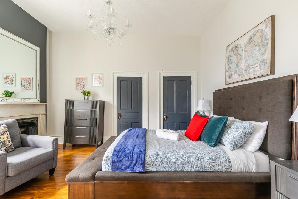 Stunning 1BR - Boutique Apartment - PRIME Location! Main image